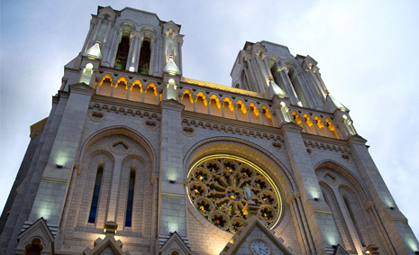 Campane a festa a Notre-Dame in avenue Jean Médecin