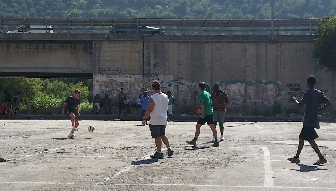 Ventimiglia: gli scout genovesi portano i pasti ai migranti