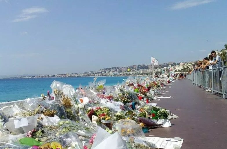 a (2) Attentato di Nizza