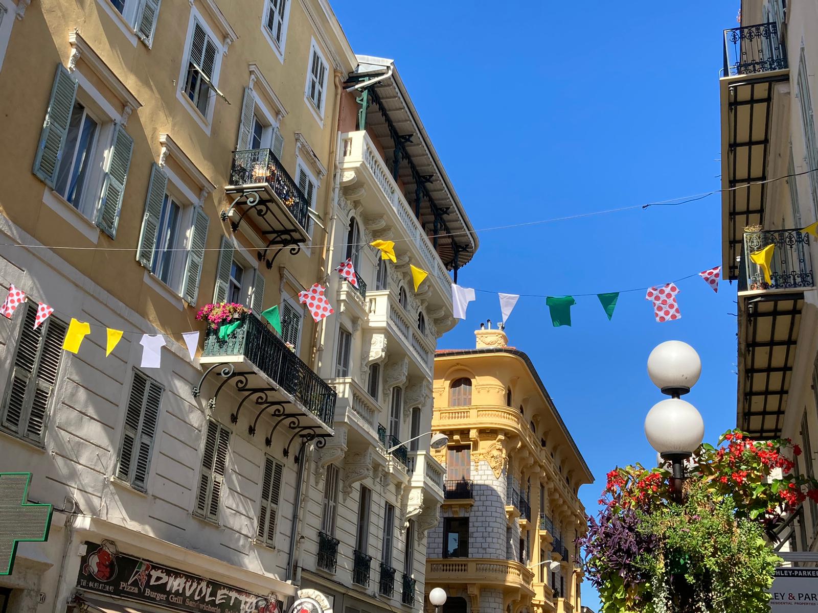 Tour de France 2020 - le magliette del giro stese nella Vecchia Nizza (ph. Francesca Panuello)