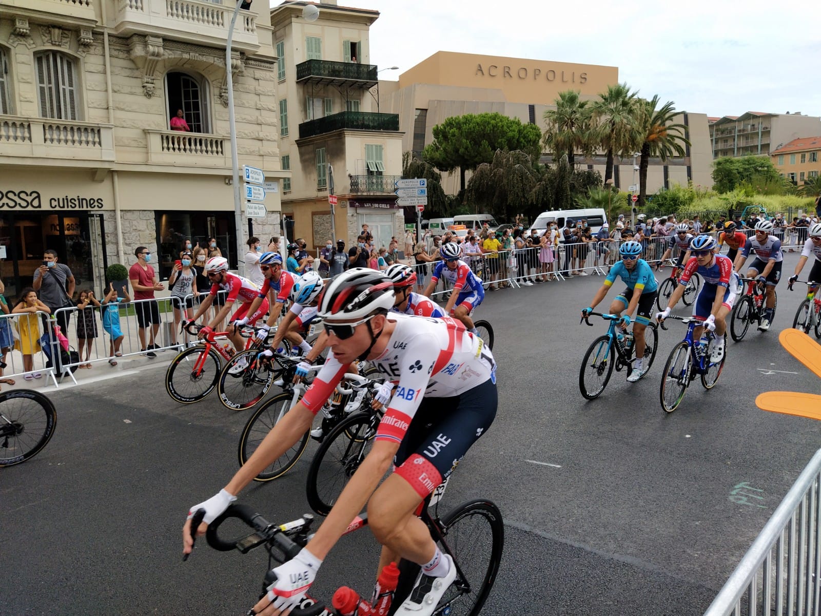 Tour de France 2020 - sabato 29 agosto, i ciclisti entrano in boulevard Carabacel (ph. Giovanni Gugg)