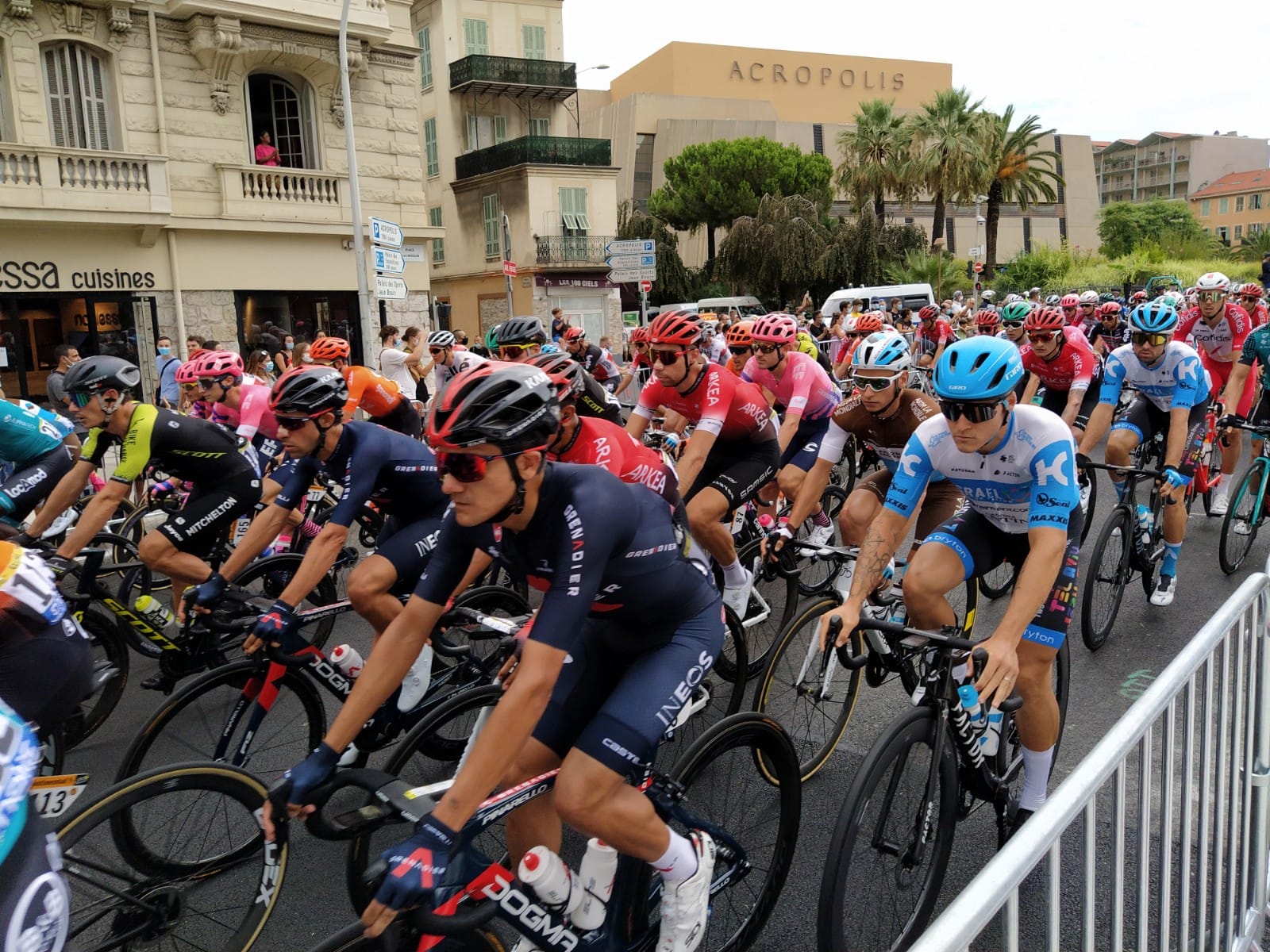 Tour de France 2020 - sabato 29 agosto, i corridori compatti in Boulevard Carabacel (ph. Giovanni Gugg)