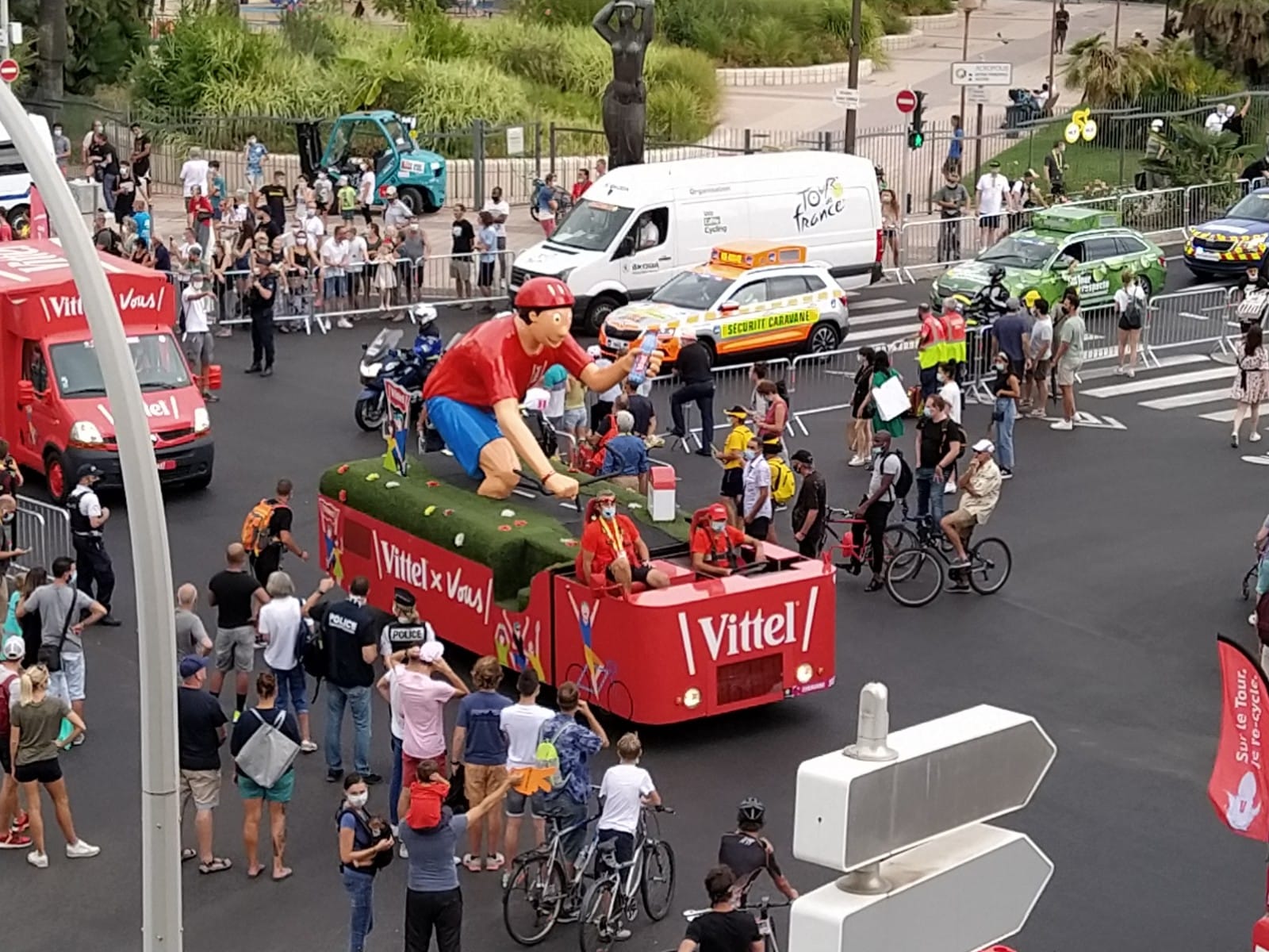 Tour de France 2020 - sabato 29 agosto, il carosello degli sponsor vicino alla Promenade du Paillon (ph. Giovanni Gugg)