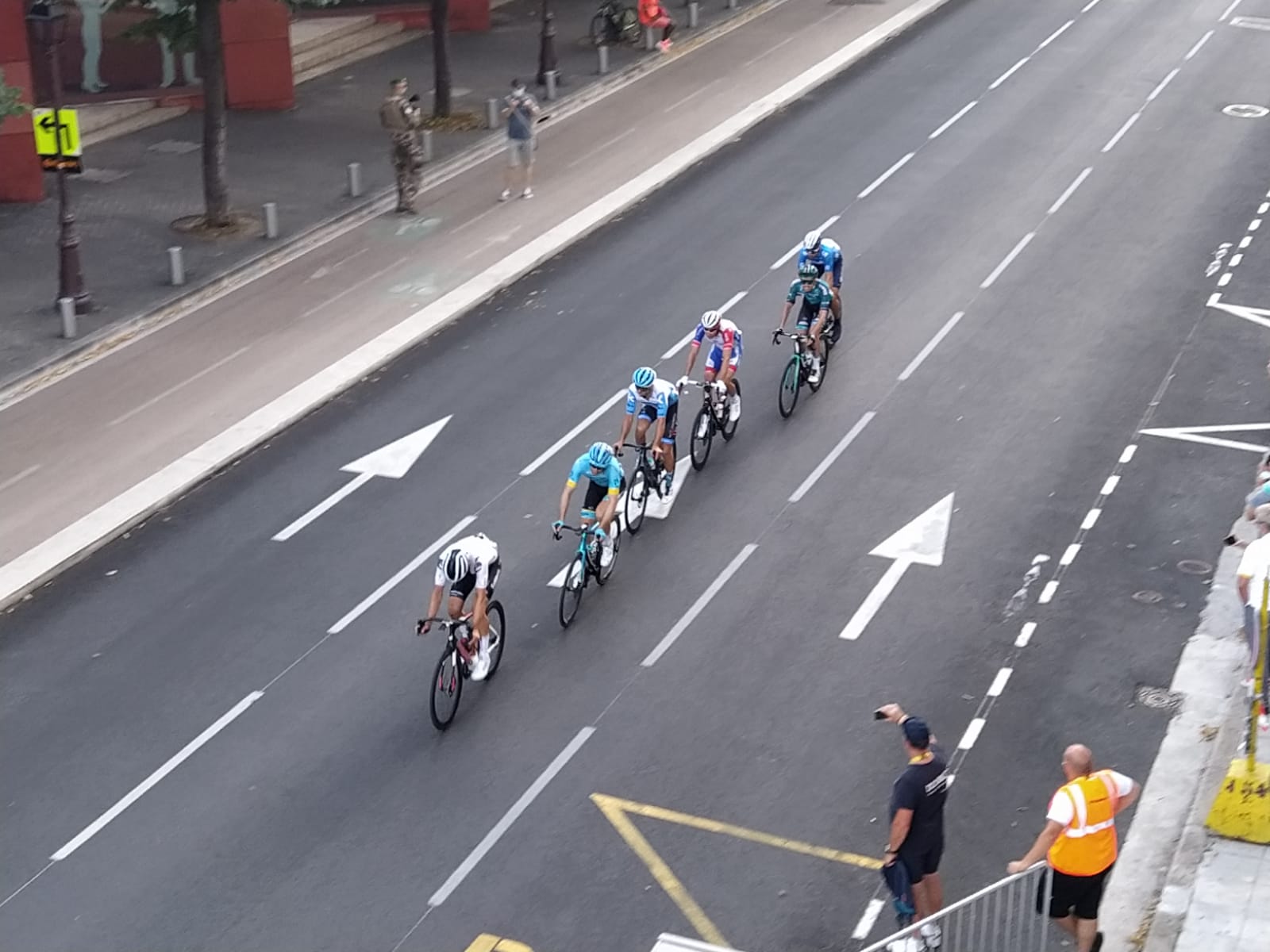 Tour de France 2020 - domenica 30 agosto, i ciclisti in Avenue Saint-Jean-Baptiste (ph. Giovanni Gugg)