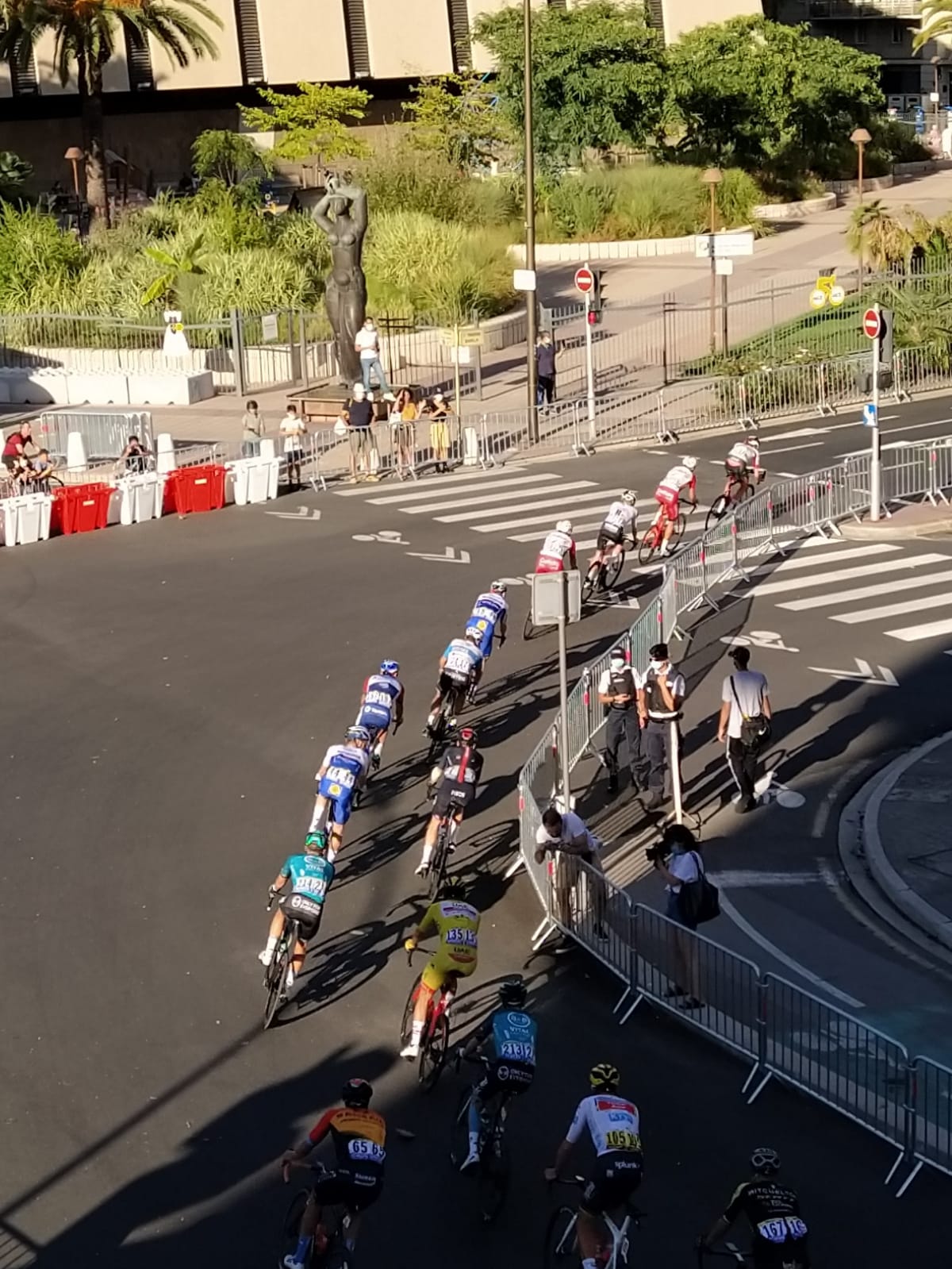 Tour de France 2020 - domenica 30 agosto, il passaggio dei corridori davanti all'Acropolis-rue Barla (ph. Giovanni Gugg)