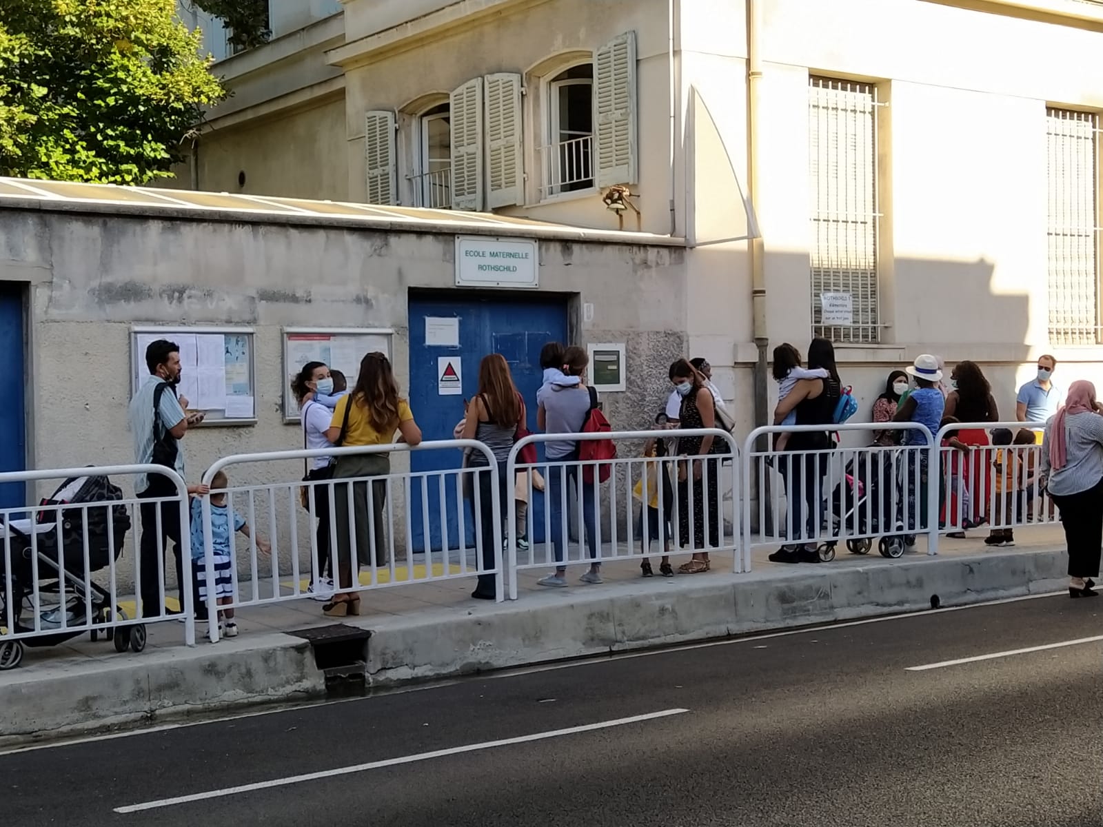 genitori accompagnano i figli il primo giorno di scuola a Nizza (ph. Giovanni Gugg)