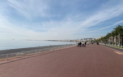 A Nizza via le sedie blu della Promenade