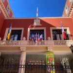 La bandiera dell'Ucraina sul municipio di Nizza