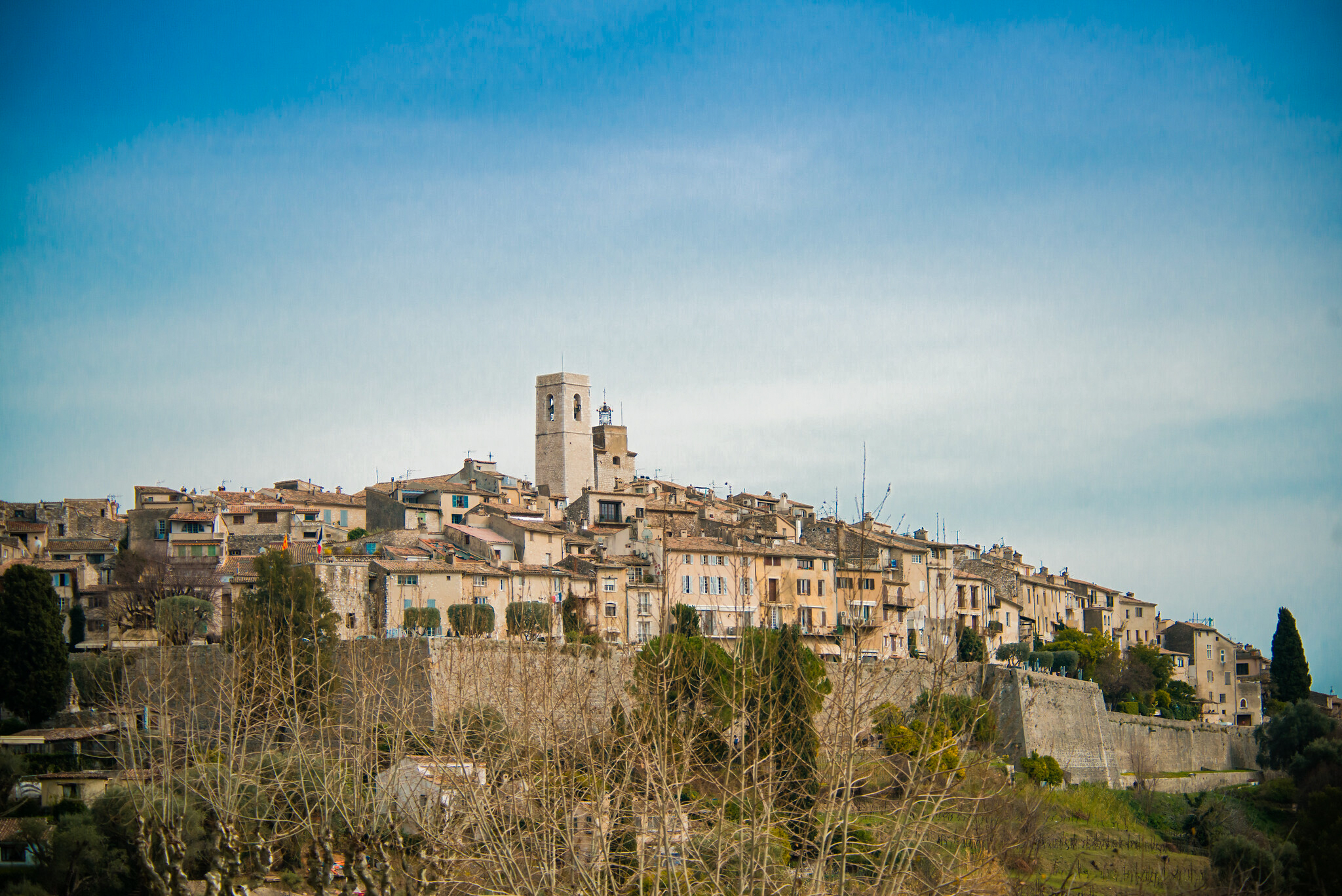 a (2) Saint-Paul-de-Vence