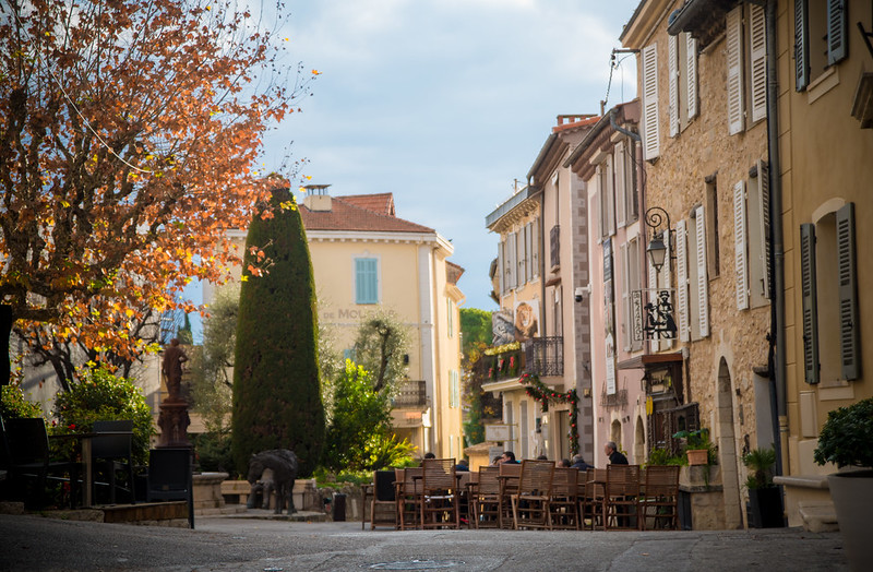 a (2) Mougins