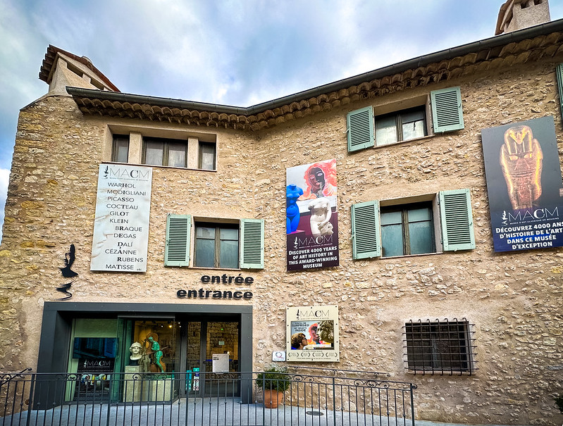 a (2) Musée d'Art Classique di Mougins