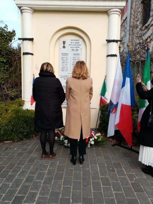 Davanti al monumento ai Caduti a Nizza Saint'Isidore