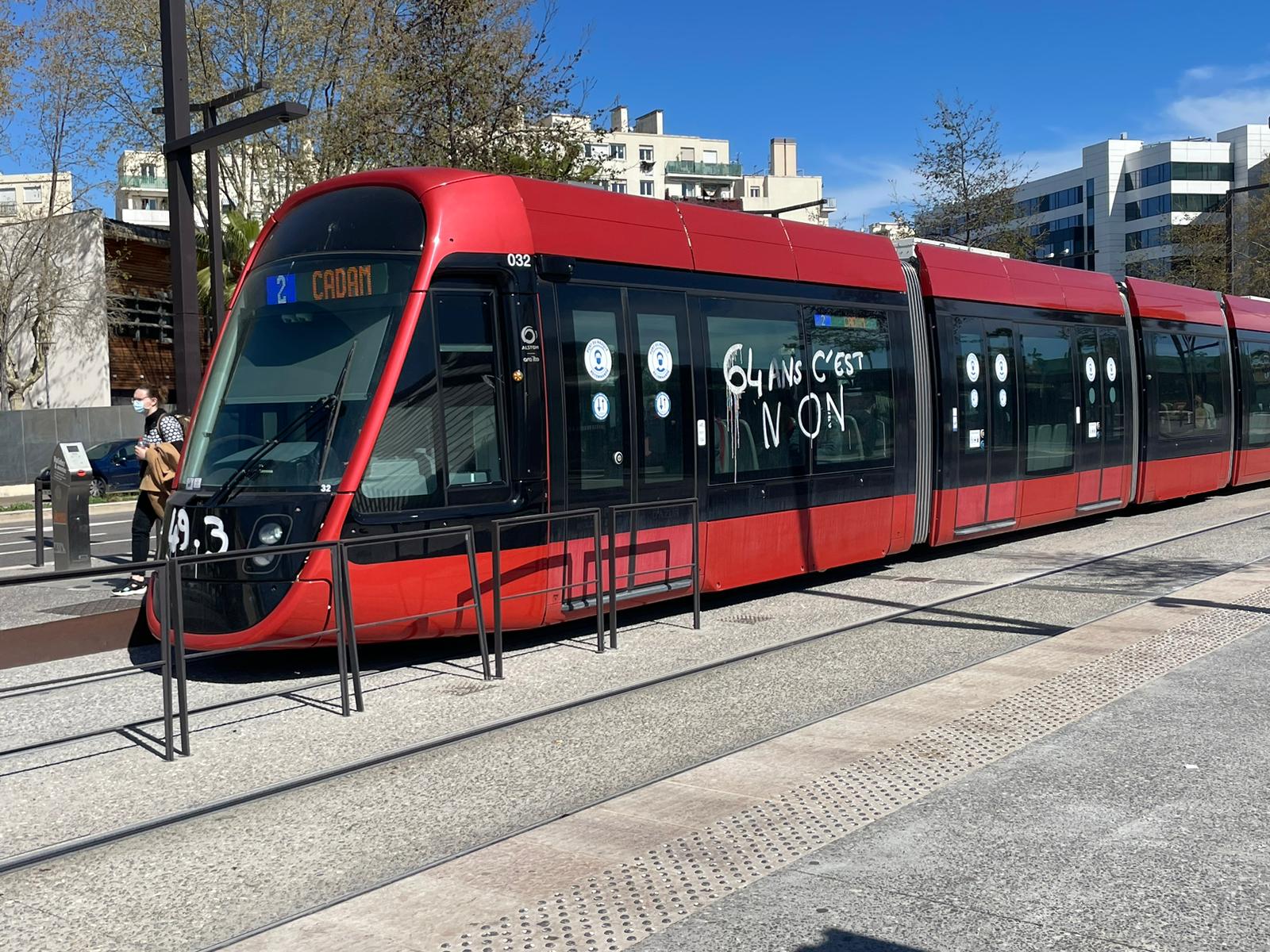 Imbrattati i mezzi pubblici a Nizza