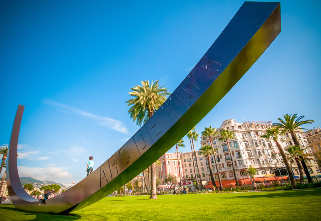 Bernard Venet Arc de 115°5