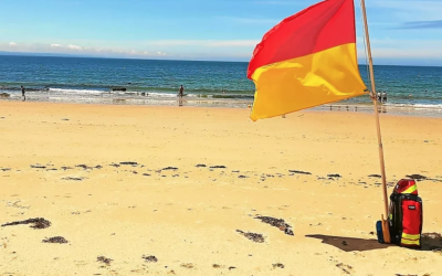 Niente verde: la bandiera giallorosa significa ormai “OK per il bagno” sulle spiagge francesi