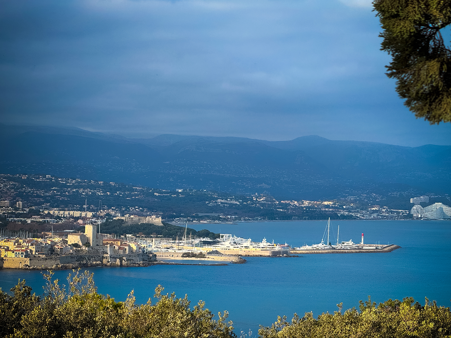 a (2) panorama Garoupe
