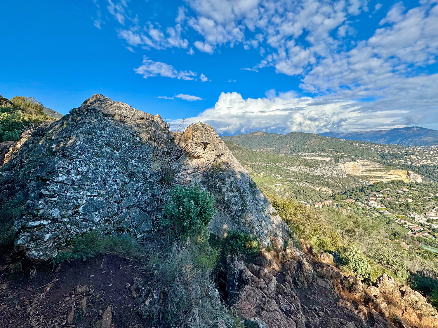 La piramide di Falicon e la grotta della Ratapignata – Côte à côte