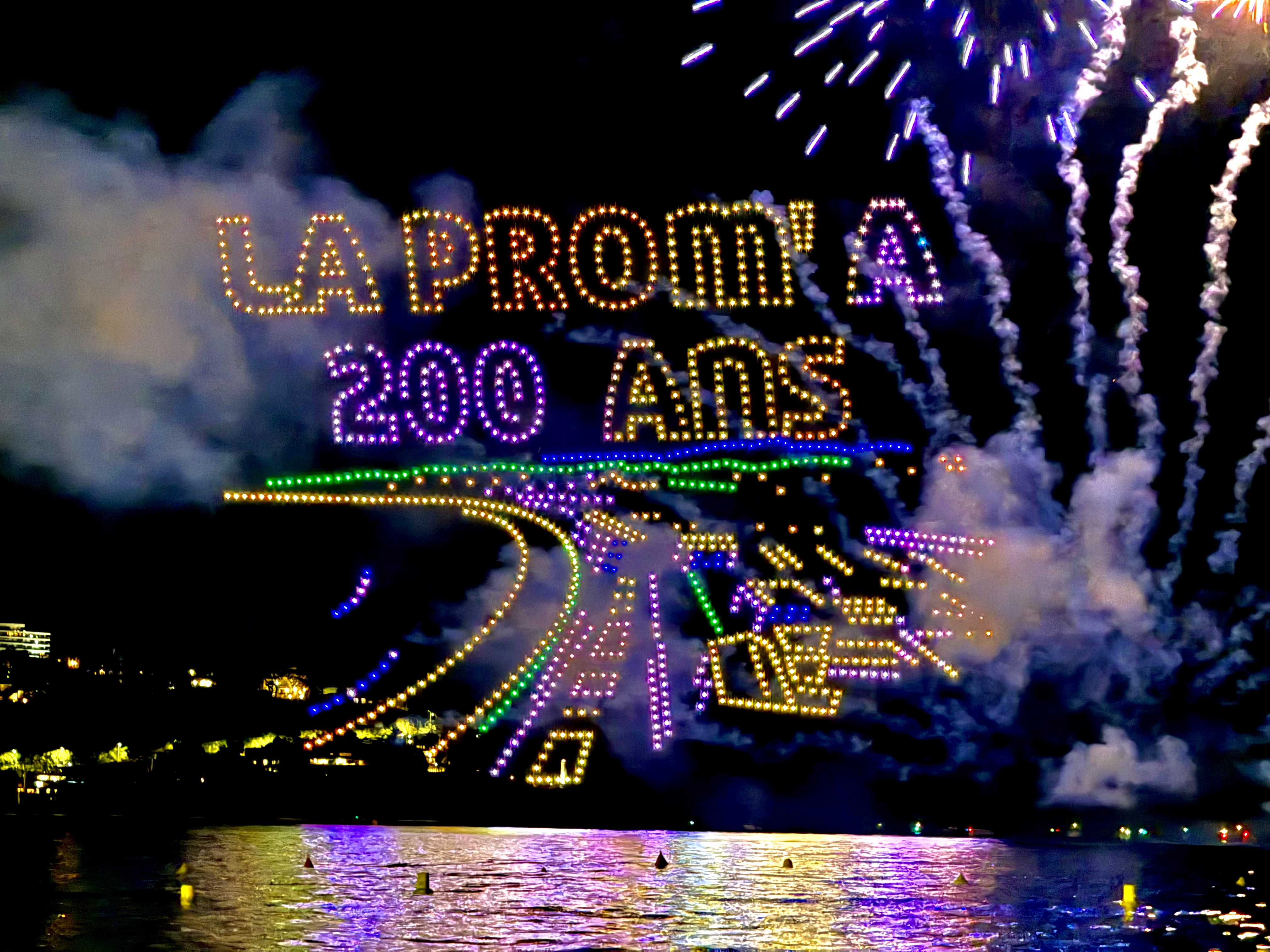 Le più belle foto dello spettacolo di droni e fuochi d’artificio per il Tour de France a Nizza
