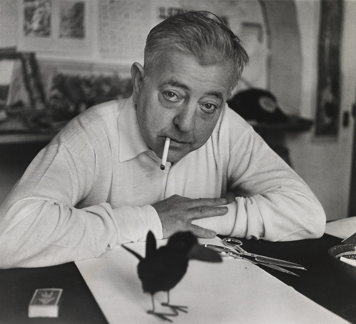 Jacques Prévert à son bureau, par André Villers. (Photo: CD50