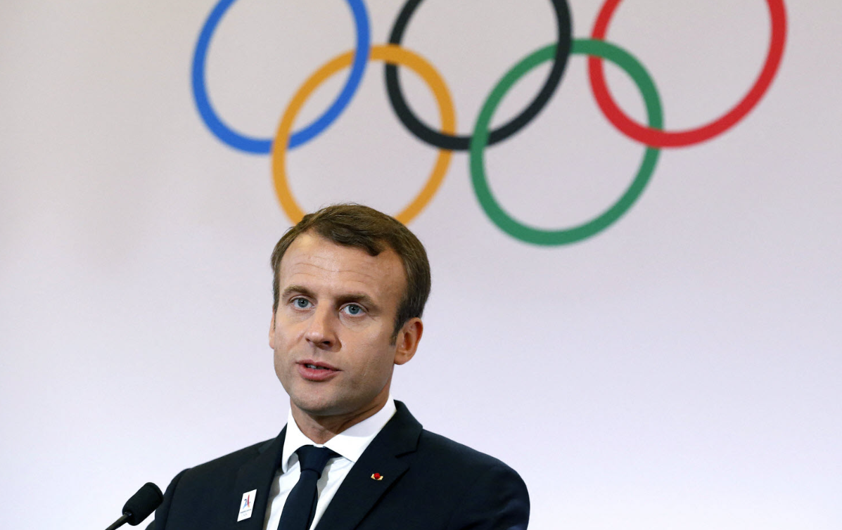 a (2) macron olimpiadi