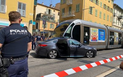 Outside Source Una spettacolare collisione tra un’auto e un tram fa 4 feriti a Nizza, conducente proiettato fuori dall’abitacolo