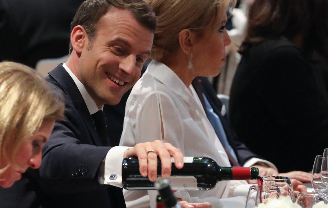 Tataki a 25 euro e cono gelato a 3 euro la pallina: Macron a Brégançon, Il Menu ed il prezzo di una cena da La Cabasse