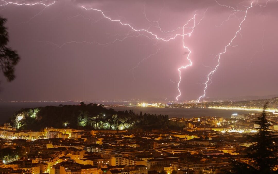 Alpes‑Maritimes: allerta temporale arancione, Nice chiude parchi e lungomare