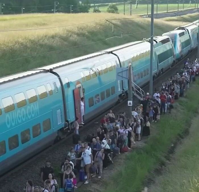 Preservativi non conformi in Francia: autorità consigliano test gravidanza e screening IST – TGV Hendaye‑Parigi bloccato 12 ore per guasto catenaria – Meteo Parigi, Monte Carlo e Milano