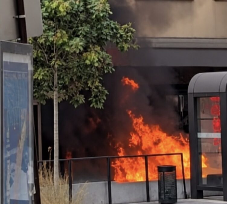Agg. h 17.00: Proteste studentesche, fiamme e scontri sulla Promenade des Anglais, agenti feriti e aggressione a passanti – Immagini e commento del Sindaco Ciotti