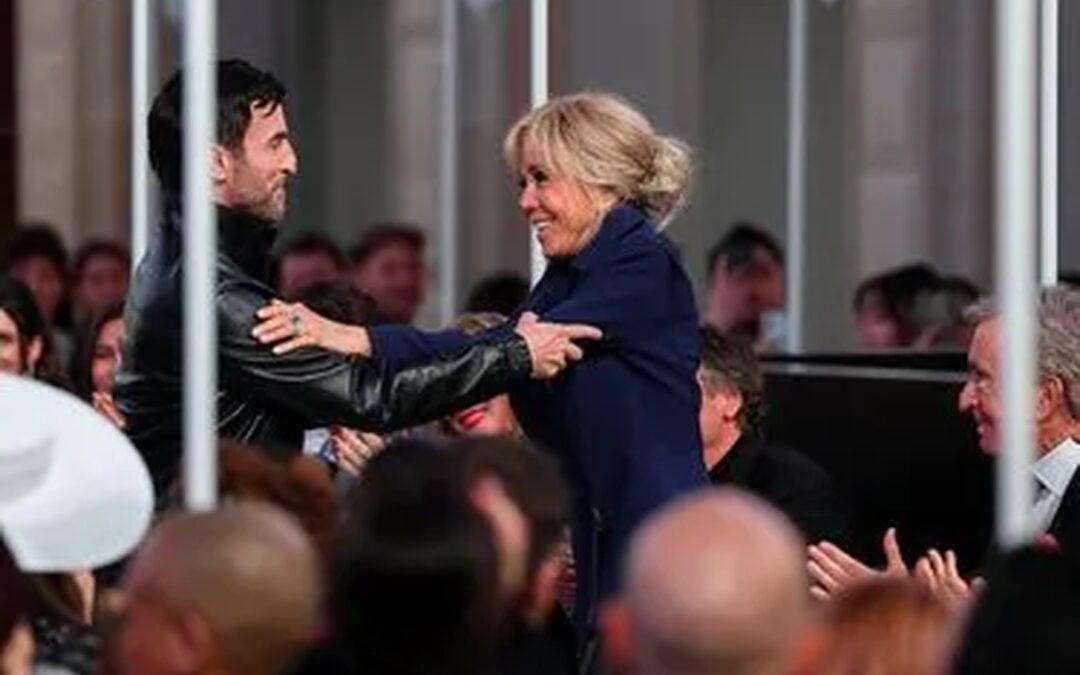 Crise de la dette française, le ministre de l’économie veut taxer les entreprises – IA : en 2010 Umberto Eco avait tout prévu, avec une précision qui laisse stupéfaits – Macron et des stars de la mode célèbrent Louis Vuitton à l’Élysée – Météo Paris, Monte‑Carlo et Milan | 05 October 2026